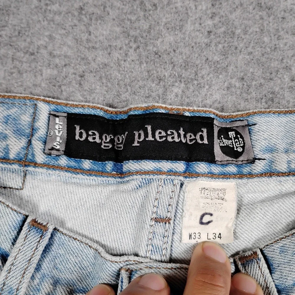 Vintage Levis SilverTab Baggy Pleated Jeans Men 33x34 Blue Light Wash Distressed